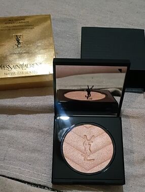 Yves Saint Laurent Shimmering Peach Highlighter Compact